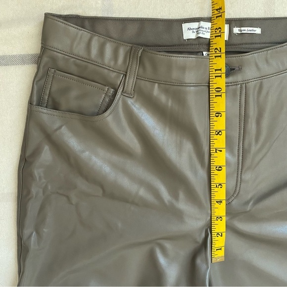 Abercrombie & Fitch High Rise Curve Love Vegan Leather Cargo Pants - Picture 9 of 13
